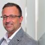 Kai Kienast, erfahrener Leadership Coach und HR-Berater, im professionellen Portrait mit hellem Hintergrund und freundlichem Blick