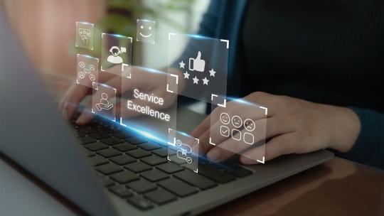 Person tippt auf Laptop mit digitalen Symbolen zu Feedback, Kundenzufriedenheit und Service Excellence – visualisiert unsere digitale Erfolgsmessung und kontinuierliche Optimierung