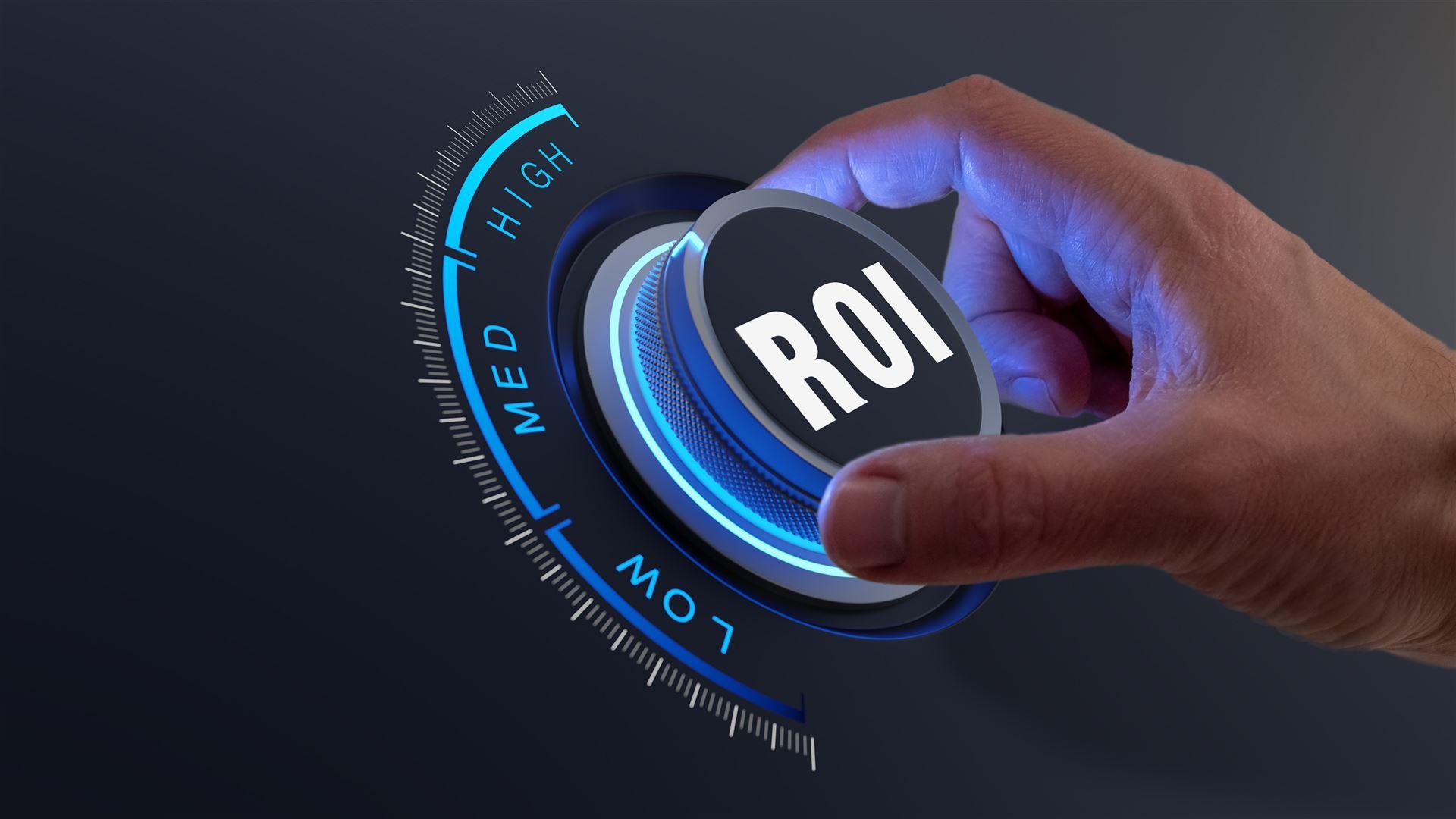 Hand dreht an einem digitalen Drehregler mit der Aufschrift 'ROI' – symbolisiert die gezielte Steigerung des Return on Investment durch strategische Beratung mit Kienast Leadership Consulting