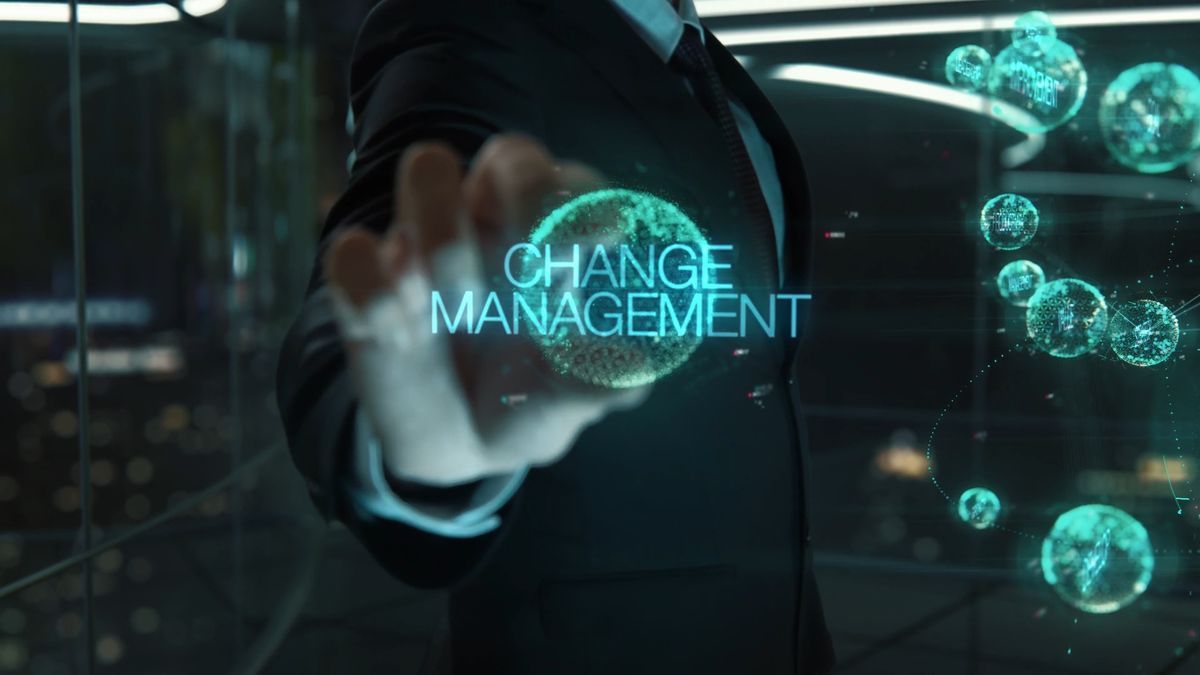 Businessperson berührt eine digitale Hologramm-Kugel mit der Aufschrift Change Management