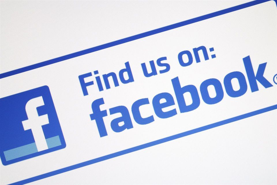 Schriftzug „Find us on: facebook“ mit Facebook-Logo