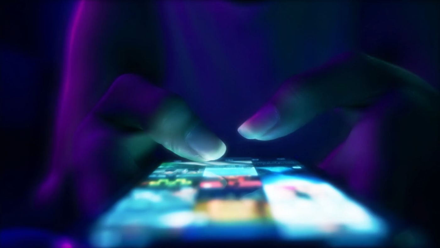 Finger tippen auf einen leuchtenden Smartphone-Bildschirm