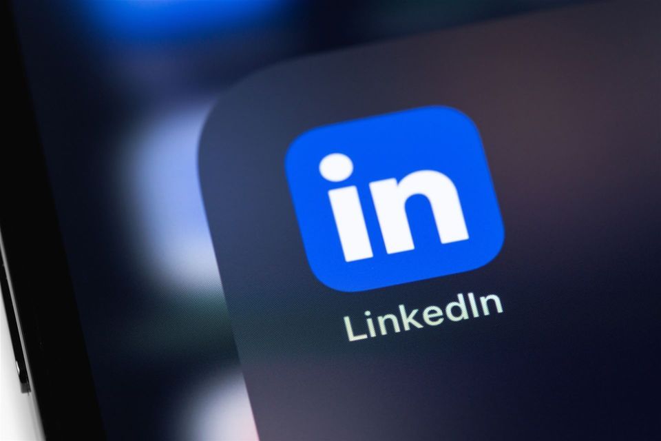 Smartphone-Bildschirm mit dem LinkedIn-Logo
