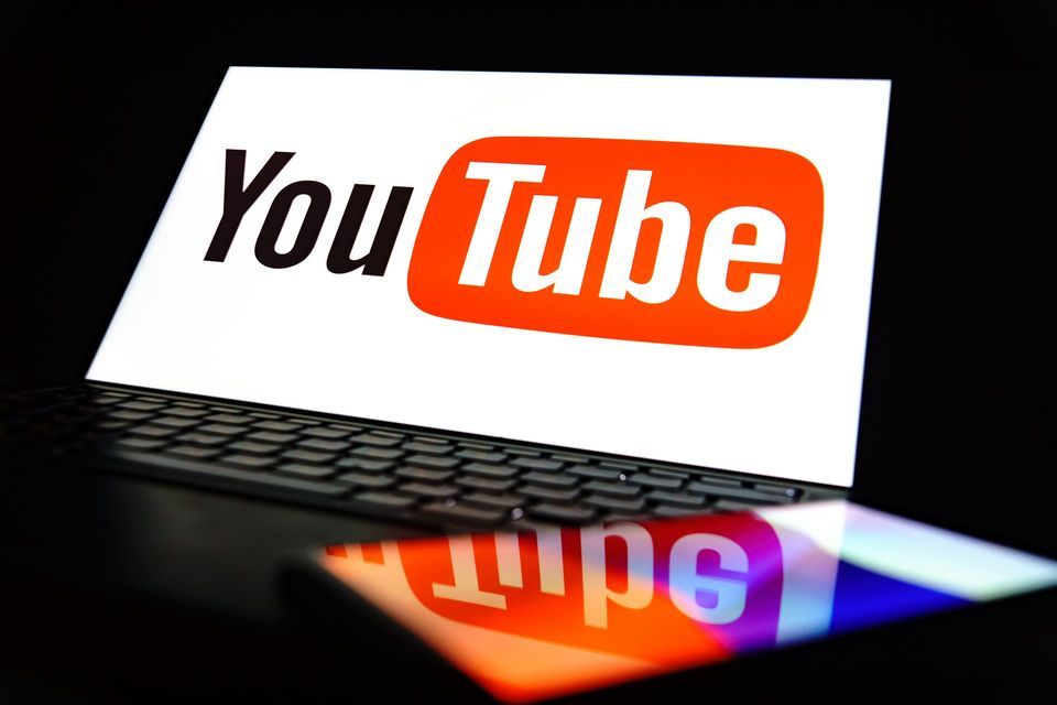 Laptop mit dem YouTube-Logo auf dem Bildschirm