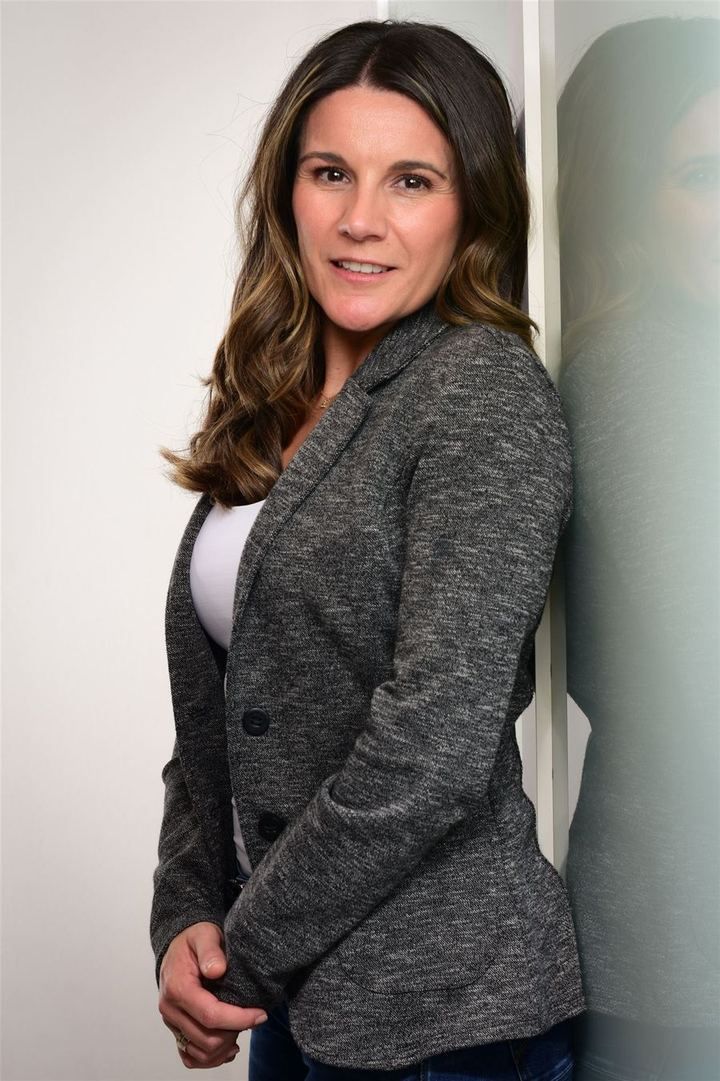 Samantha Munive, Teammitglied bei Kienast Leadership Consulting, im professionellen Portrait mit grauem Blazer und freundlichem Ausdruck vor hellem Hintergrund